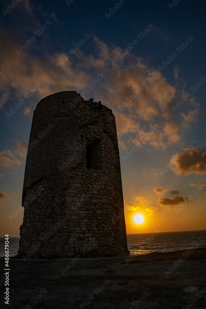 Tramonto con la torre di Sa Mora, Capo Mannu, provincia di Oristano, Sardegna Tramonto con la torre di Sa Mora, Capo Mannu, provincia di Oristano, Sardegna
