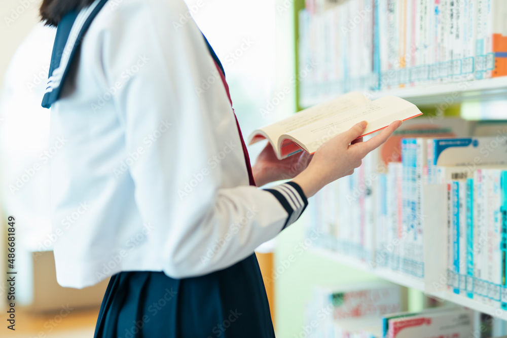 図書館にいる女子高生 図書館にいる女子高生