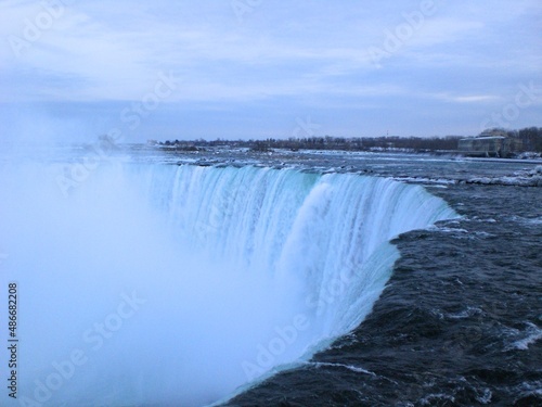 Niagarafälle im Winter eiskalt