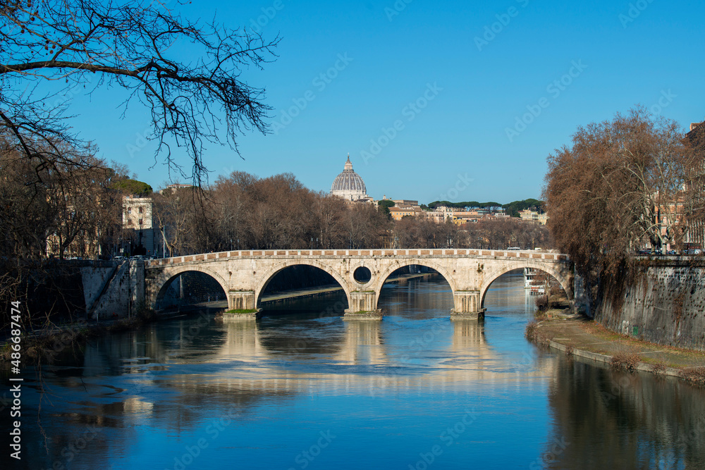 Jour d'hiver le long du Tibre à Rome Jour d'hiver le long du Tibre à Rome