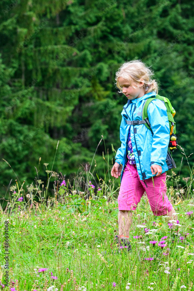 Junges Mädchen beim Wandern im Grünen Junges Mädchen beim Wandern im Grünen