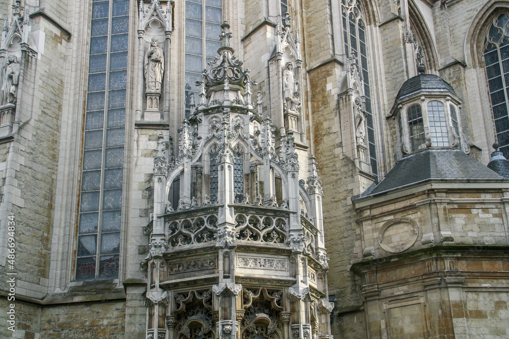 Iglesia de Nuestra Señora del Sablon (Francés: Église Notre-Dame du Sablon) en Bruselas, Bélgica. Detalles ornamentales de la iglesia gótica del siglo XV.