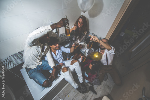 Φωτογραφία A group of young people celebrating and making party at home
