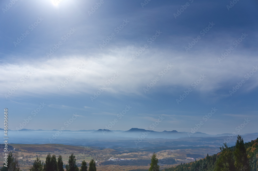 やまなみハイウェイ瀬の本高原から望む阿蘇山。阿蘇くじゅう国立公園の風景。
