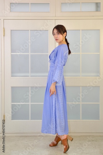 室内にてワンピースを着た若く美しい女性のポートレート