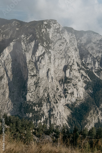 Blick auf Bergwand und Berglandschaft