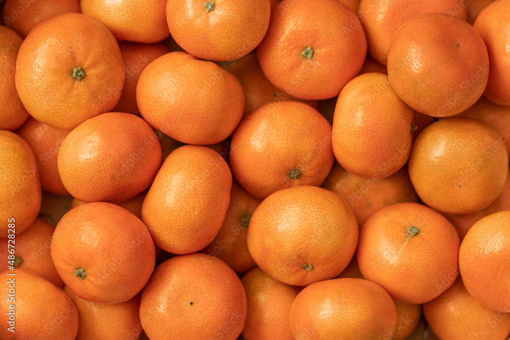 orangefarbene Clementinen liegen nicht in Ordnung im Haufen