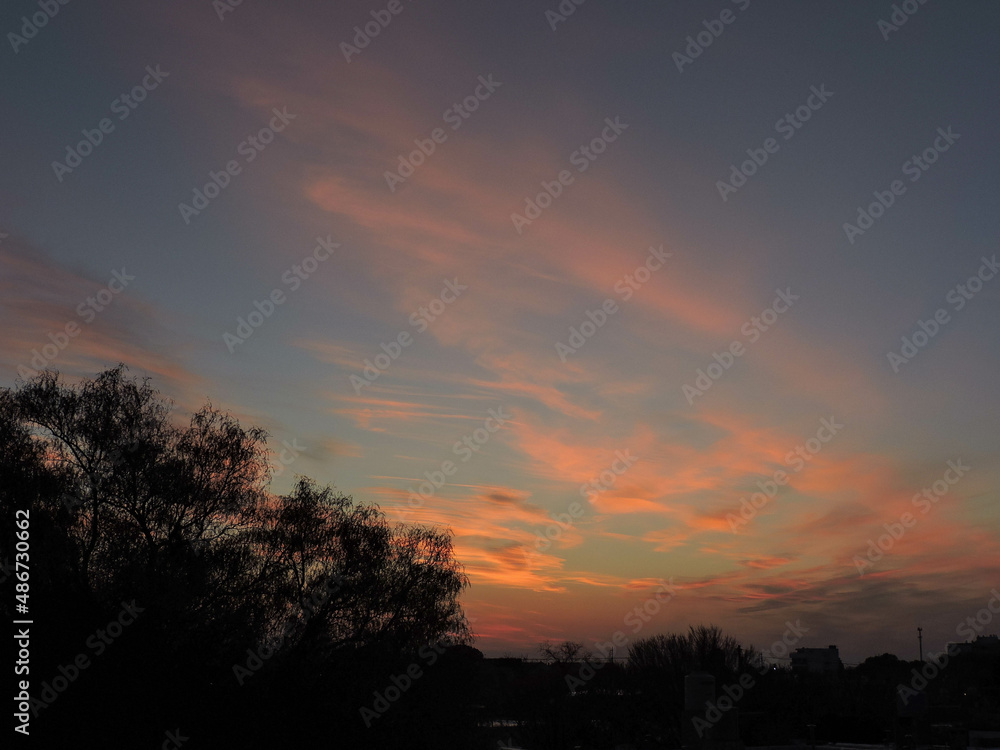 Toma de un atardecer naranja y cielo azul