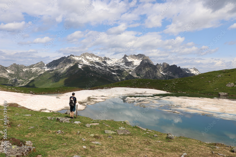 Lac Blanc de Saint-François-Longchamp dans un paysage de montagne