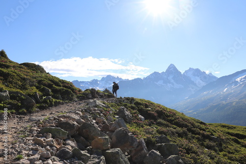 Un randonneur sur le sentier de la Flégère. Paysage sur l'Aiguille du Génépi, l'Aiguille du pissoir, l'Aiguille du Tour, l'Aiguille Purtscheller, l'Aiguille du Chardonnet, l'Aiguille d'Argentière. 