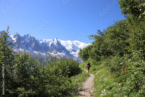 Sentier du tour du Mont Blanc ; Paysage de la chaine du Mont Blanc. Vue sur Le Mont Blanc, Le mont Maudit, Mont Blanc du Tacul, l'Aiguille du Midi, l'Aiguille du Plan