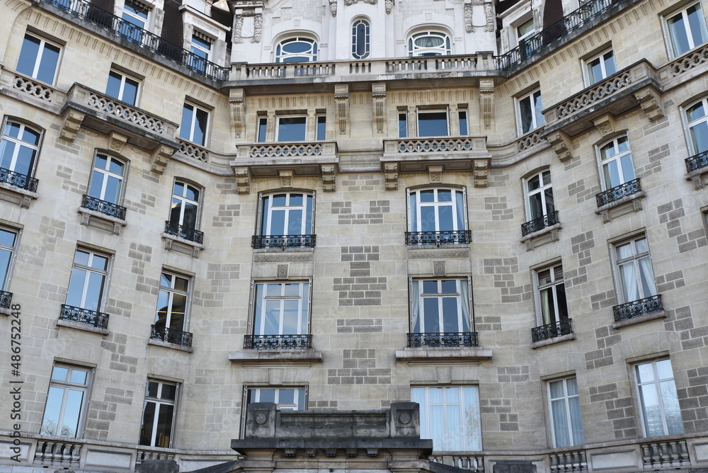 Immeuble à façade concave à Paris. France