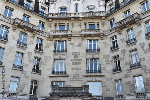 Immeuble à façade concave à Paris. France