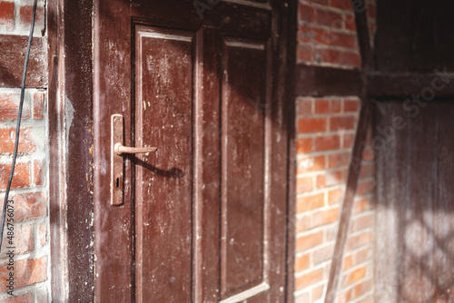 Licht scheint auf ein alte, verschlossenen Tür in einem Fachwerk-Schuppen