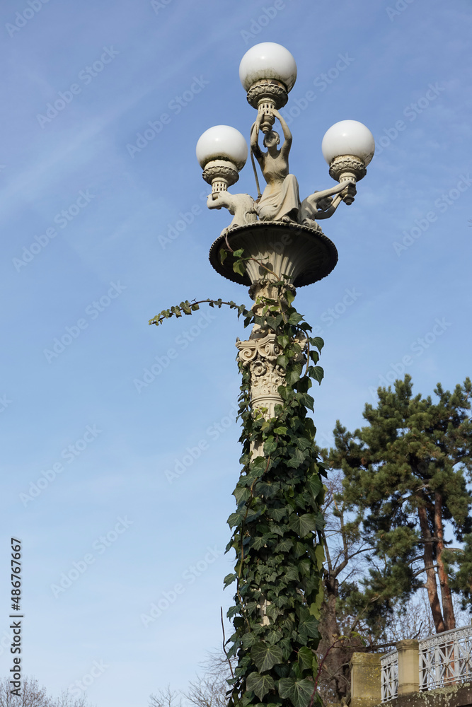 Im Park der Villa Berg, Januar 2015, historische Straßenlaterne  mit Figuren.