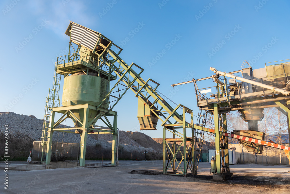 Machinery for the manufacture of asphalt and its storage for loading onto trucks.