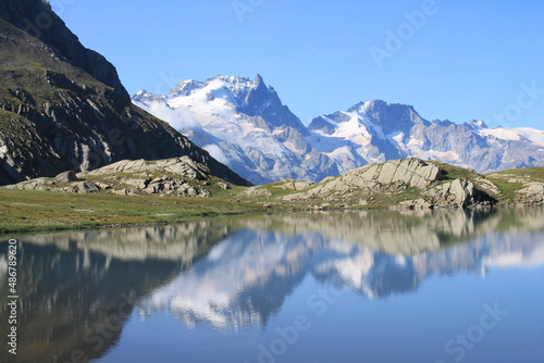 Goleon lake in the french Alps with view on La Meije mountain  © Picturereflex