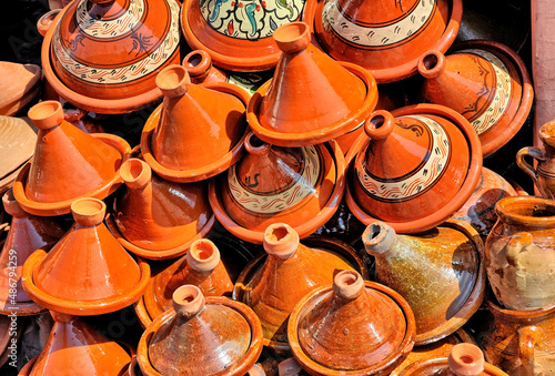  Conjunto de ollas tajine y otras, de cerámica esmaltadas y algunas decoradas apiladas bajo el sol en Marrakesh (Marruecos)