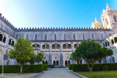 Kreuzgang und Garten  Kloster Alcoba  a - Portugal