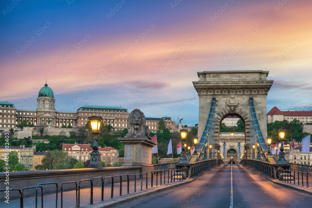 Naklejka premium Budapest Hungary, sunset city skyline at Chain Bridge and Buda Castle