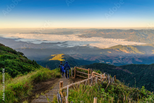 Foto Tropical forest nature landscape view with toursits mountain range and moving cl