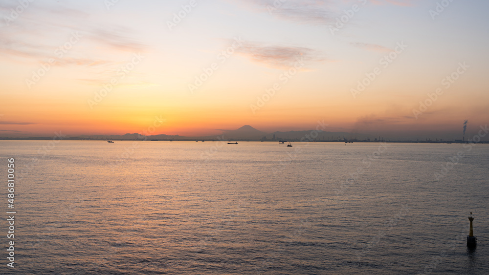 Fototapeta premium Silhouette of Mt. Fuji seen from the Tokyo Bay Aqualine Umihotaru parking area