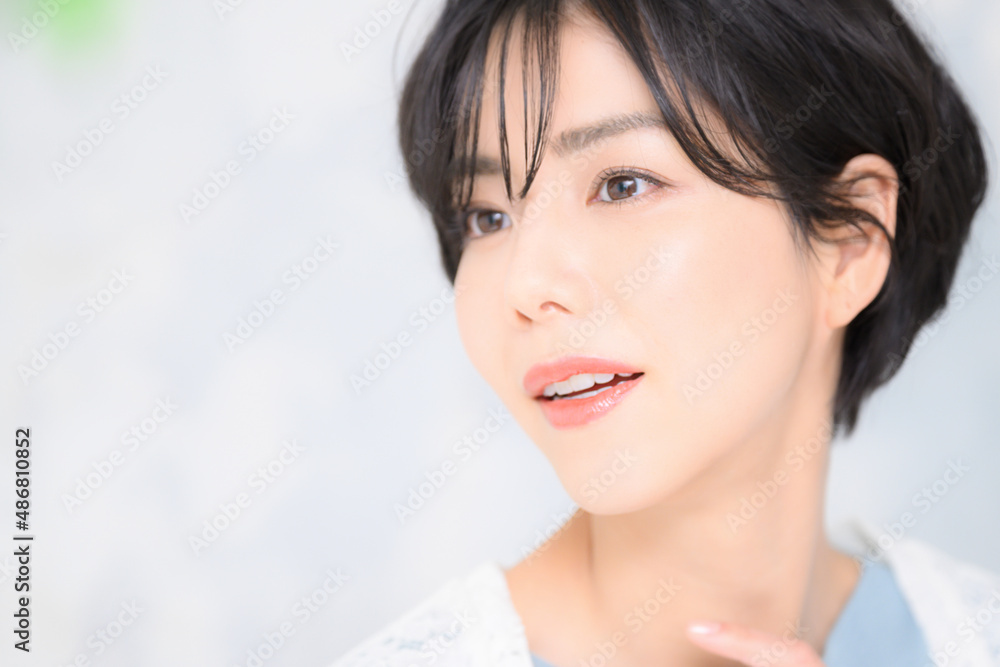 美容などに使いやすい顔に手を添える美しい日本人女性 コピースペース　アップ　前ボケあり