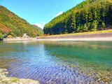 和歌山の山奥を流れる川のエメラルドグリーンの水が美しいリラックスできる自然風景（コピースペース）
