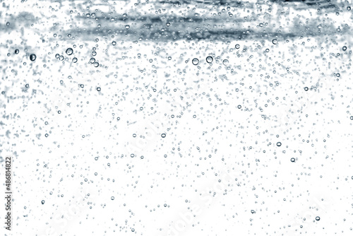 Fotografia Clear water with air bubbles on white background