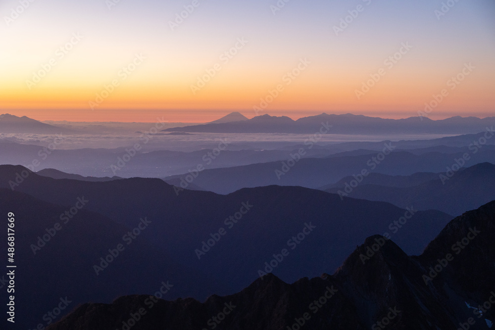 Fototapeta premium 北穂高から望む夕日と富士山