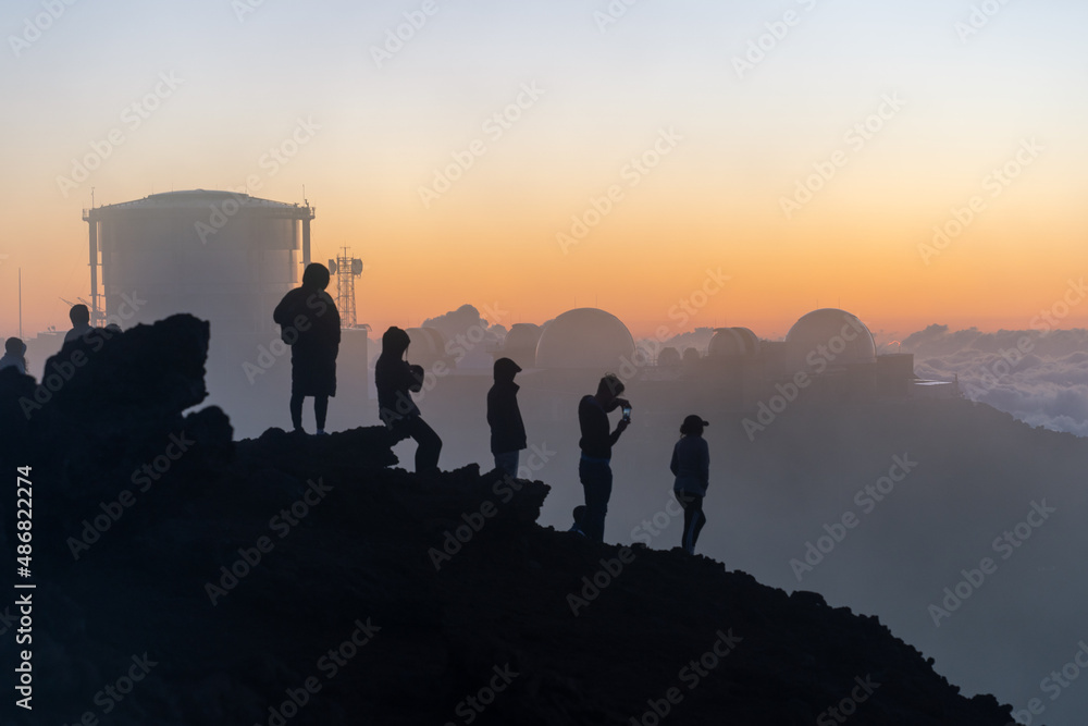 Fototapeta premium Tourists Waiting for Sunset at Haleakala Observatory Maui Hawaii 