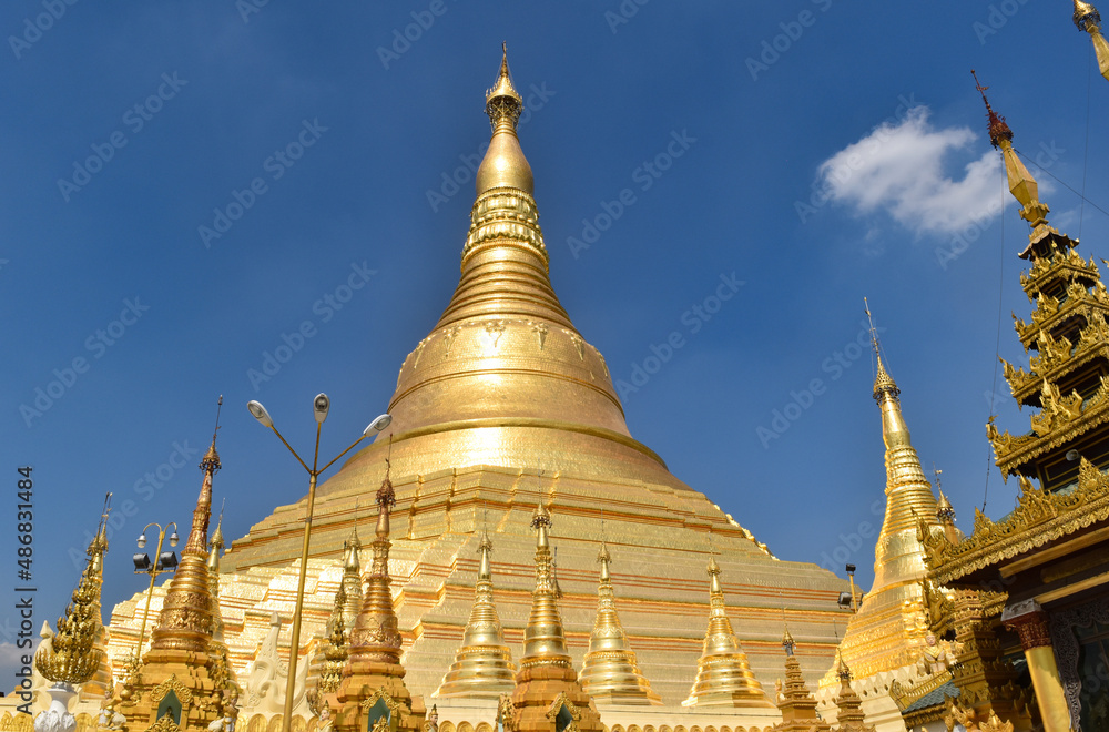 Fototapeta premium シュエダゴンパゴダの黄金のストゥーパ