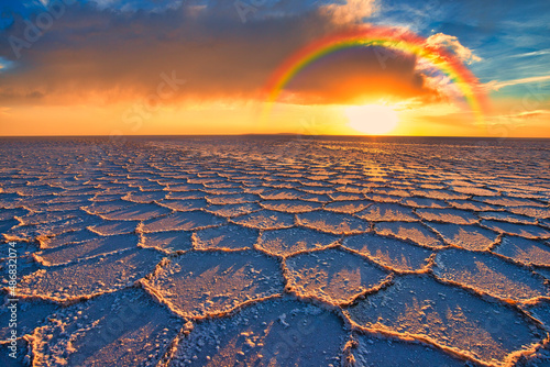 乾季のウユニ塩湖のサンセット風景
