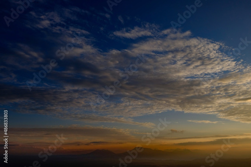 夕暮れの空に流れる雲