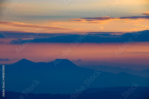 美しい夕暮れと山のシルエット