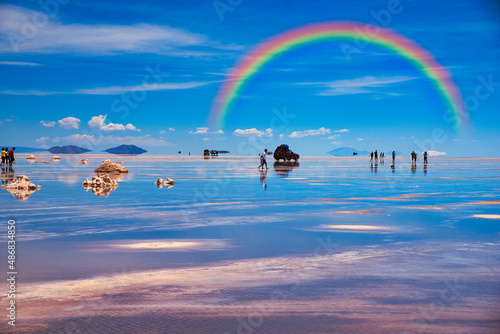 雨季のウユニ塩湖にかかる虹