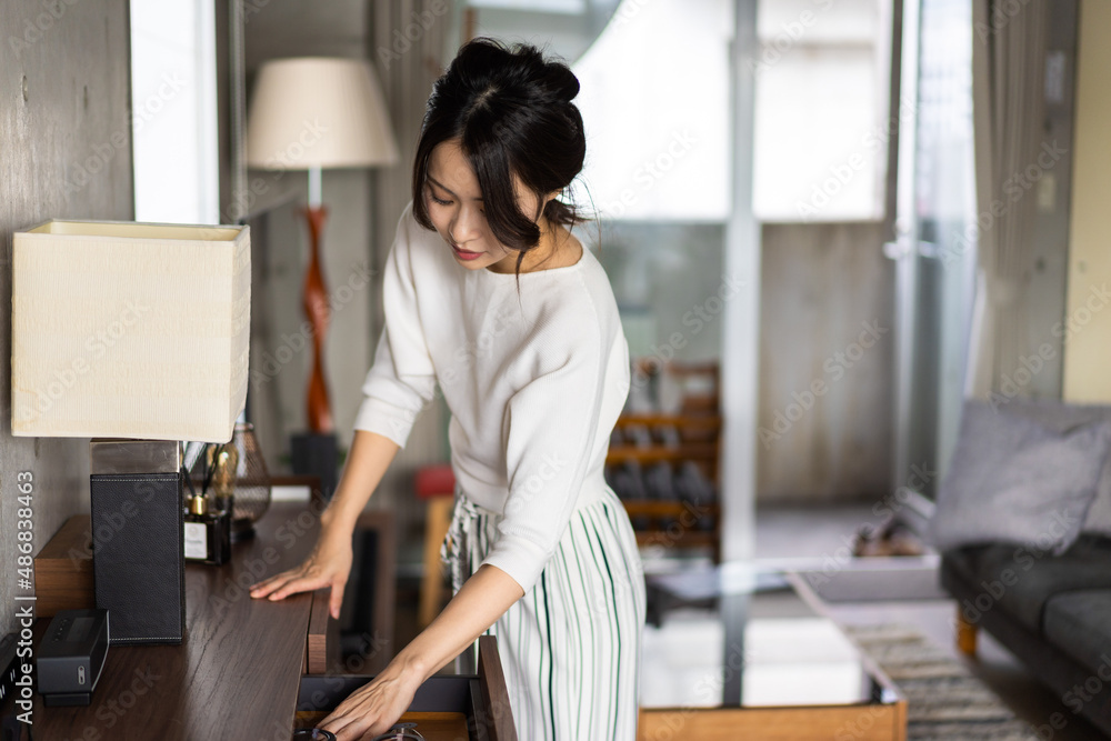 家事をこなす若い女性