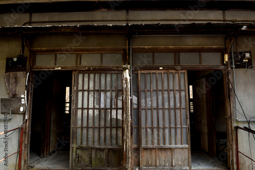 廃鉱山集落に残された社宅跡の玄関
