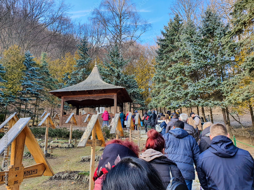 Φωτογραφία Row of believers at the tomb of Father Arsenie Boca from Prislop Monastery - Romania 12