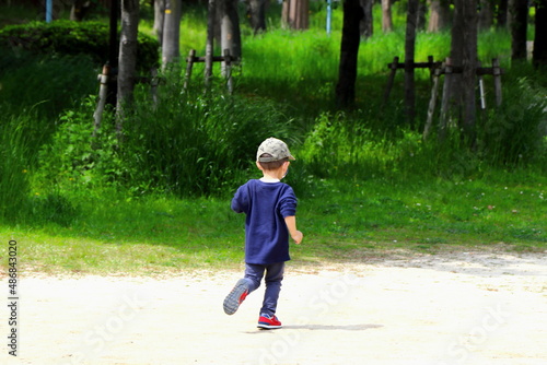 公園で遊ぶ子供