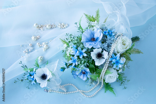 真珠のネックレスと幸せを願う白と青のウェディングブーケとブートニア（アネモネ、バラ、ラナンキュラス、ブルースターなどの造花） photo