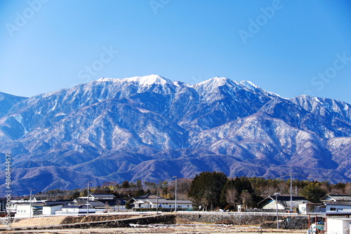 冬の南アルプス 農村と南アルプス鳳凰三山の風景 北杜市から 山梨県