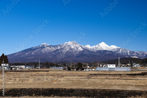 冬の農村と南八ヶ岳の風景　北杜市から　山梨県北杜市