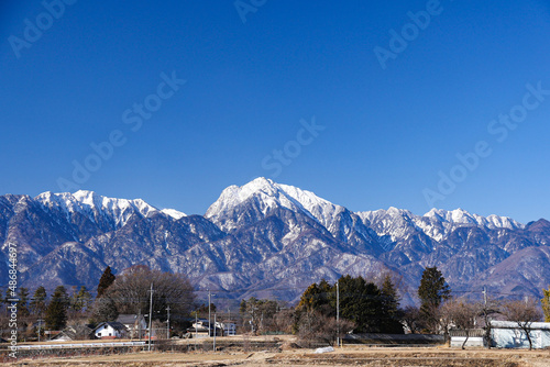 冬の南アルプス　農村と甲斐駒ヶ岳の風景　山梨県北杜市 photo