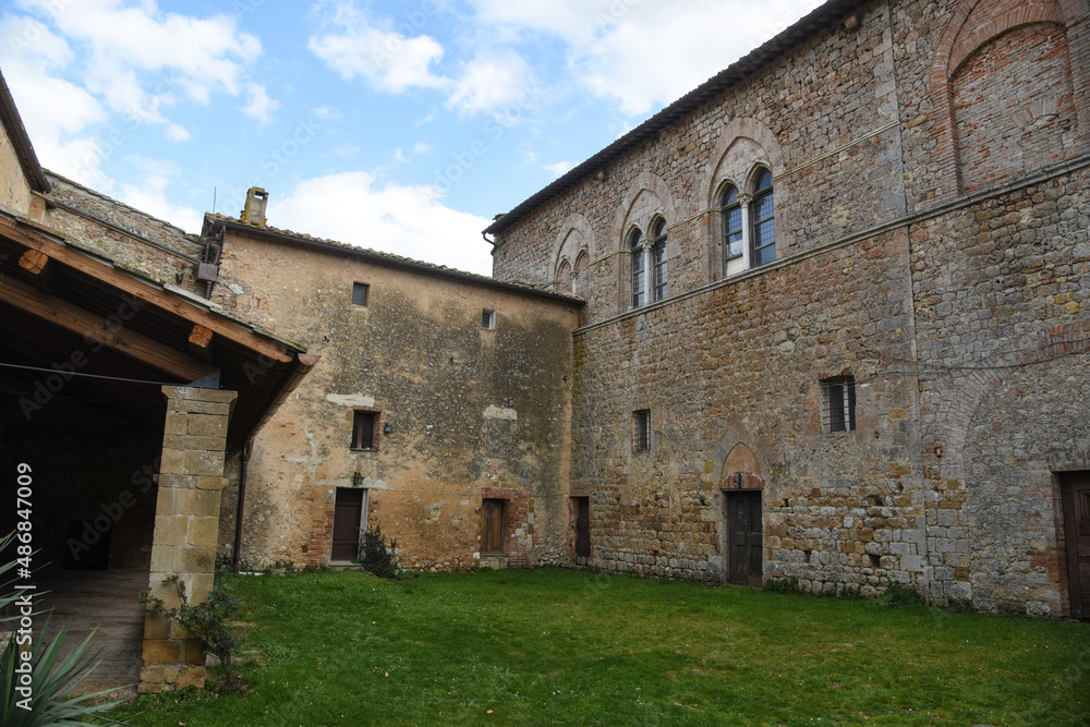 Pieve di San Giovanni Battista a Ponte allo Spino, cortile interno Pieve di San Giovanni Battista a Ponte allo Spino, cortile interno