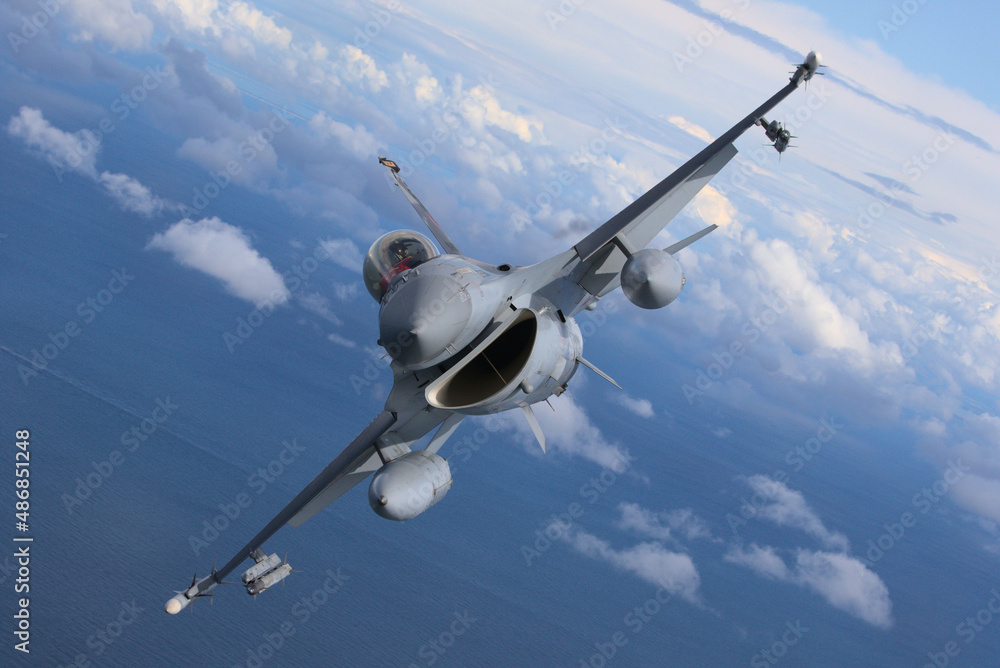 Naklejka premium Fighter jet flying over the clouds