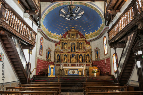 Interior e altar da Igreja de Nossa Senhora da Assunção em Ainhoa no País Basco photo