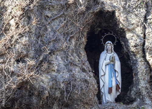Foto Apparition in the grotto of Our Lady of Lourdes