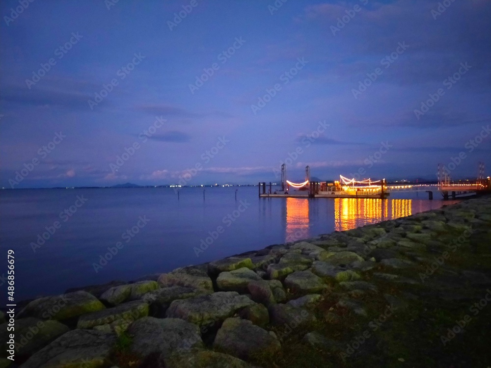 滋賀県の観光地、日本最大の湖琵琶湖の夏の夕暮れの夜景と空の風景（コピースペースあり）