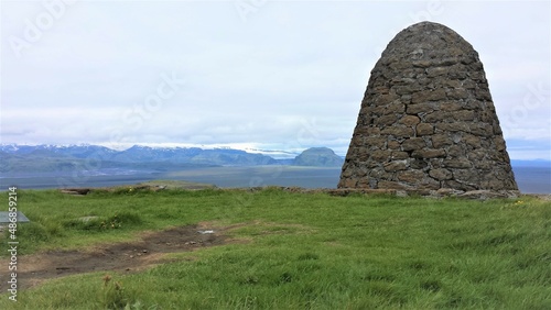 Die Gipfelmarkierung des Hjörleifshöfði, Island - nach etwa 250 Höhenmetern ist das Ziel der schönen Wanderung erreicht